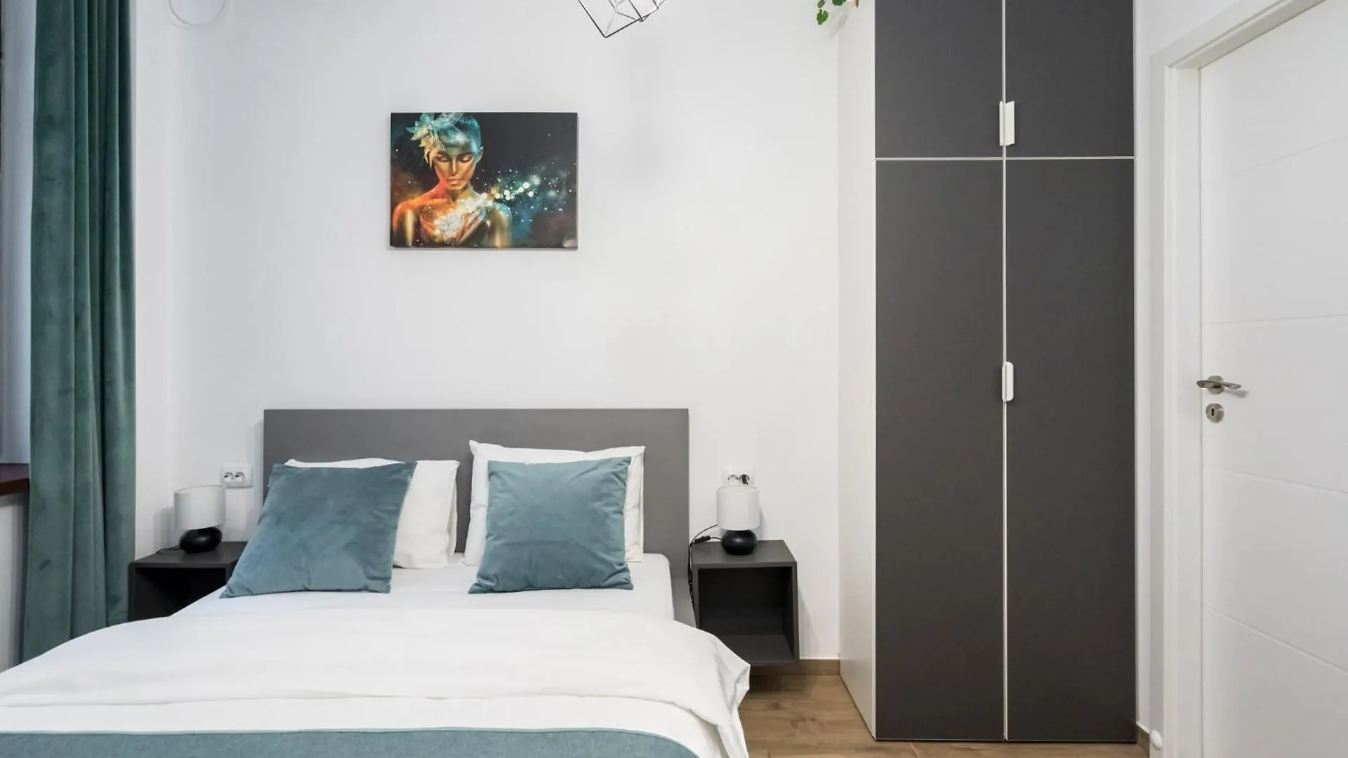 Urban Walls Apartments 5A In Old City Bucharest