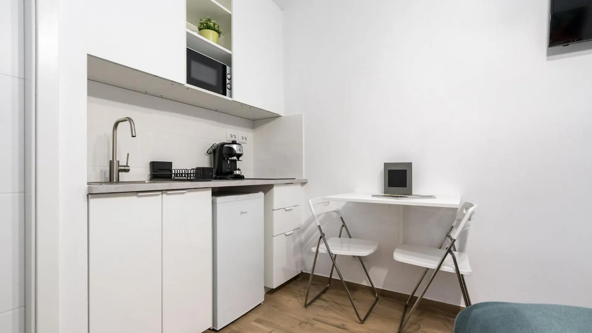 Urban Walls Apartments 5A In Old City Bucharest